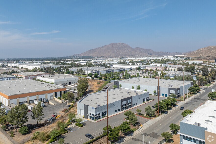 More Photos Of 975 Marlborough Ave, Riverside Showroom For Lease