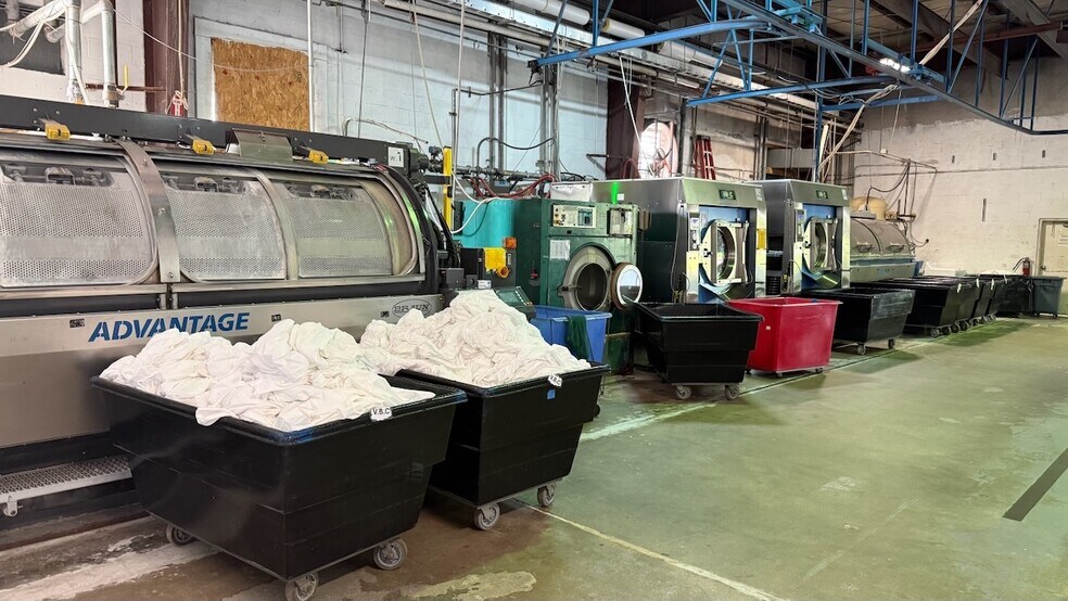 More Photos Of 1321 W 53rd St, Mangonia Park Warehouse For Sale