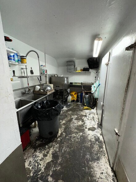 More Photos Of 295 S Broadway, Coos Bay Restaurant For Sale