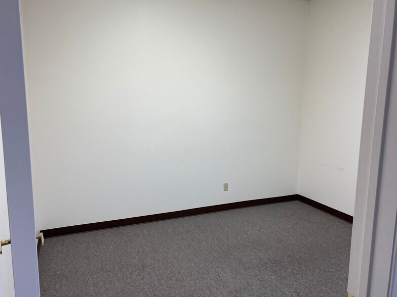 More Photos Of 4111 Fairmont Pky, Pasadena Unknown For Lease