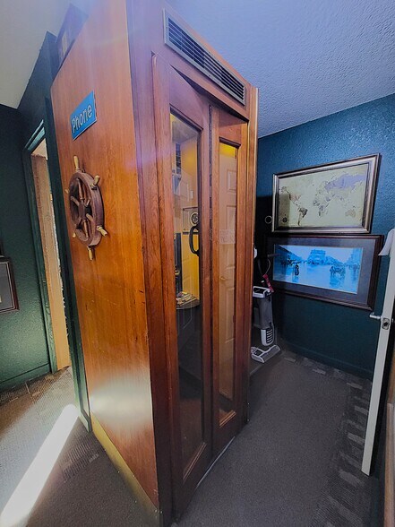 More Photos Of 1209 W 7th St, Joplin Office For Sale