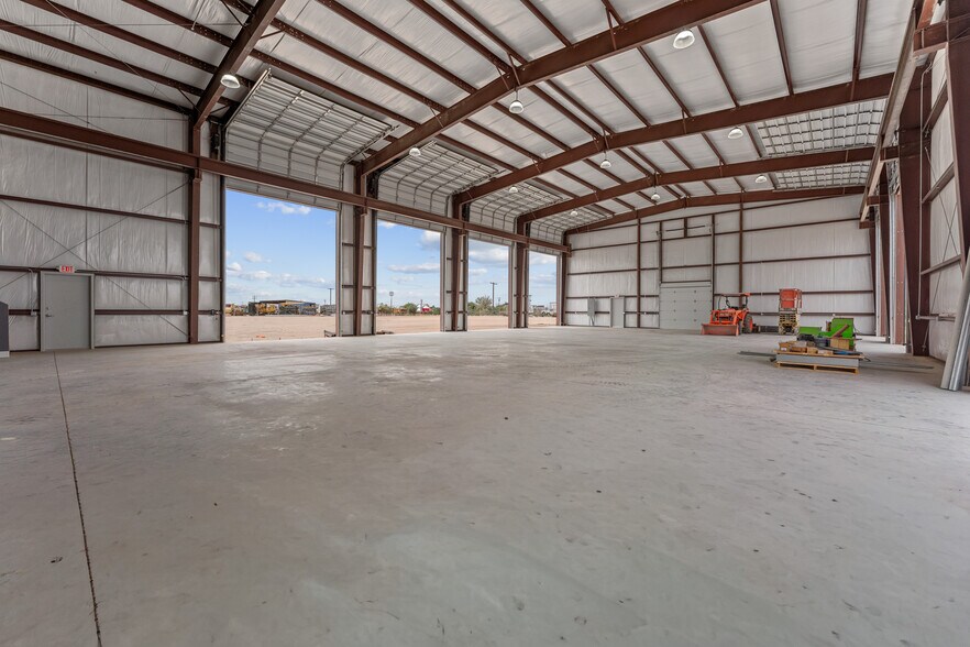 More Photos Of 7922 Interstate 20 Service rd, Odessa Warehouse For Lease