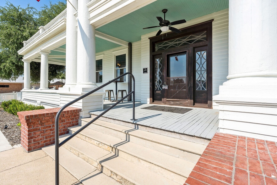 More Photos Of 312 N Central Ave, Cameron Restaurant For Sale