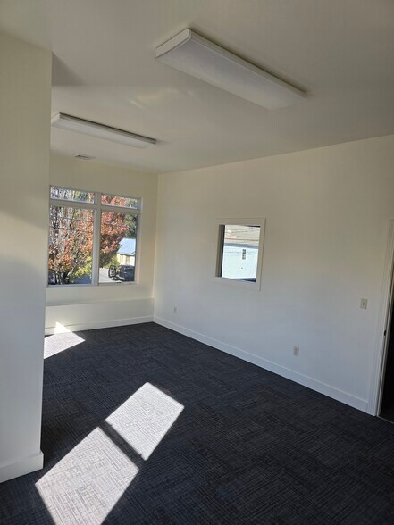 More Photos Of 24 Market Sq, South Paris Office For Sale