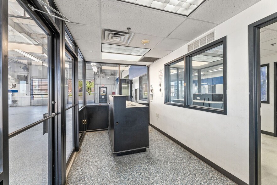 More Photos Of 940 N I-35 E, Lancaster Auto Dealership For Lease