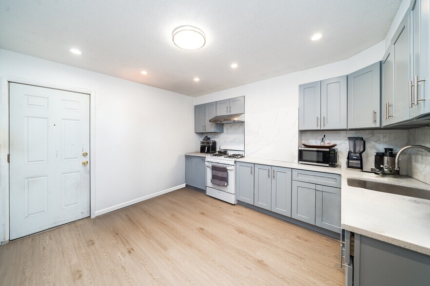 More Photos Of 103-105 Devon St, Kearny Apartments For Sale