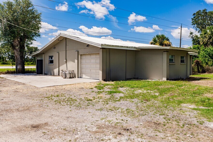 More Photos Of 19431 Palm Beach Blvd, Alva Flex For Lease