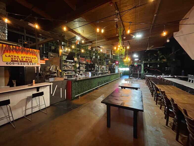 More Photos Of 722 SE 10th Ave, Portland General Retail For Sale