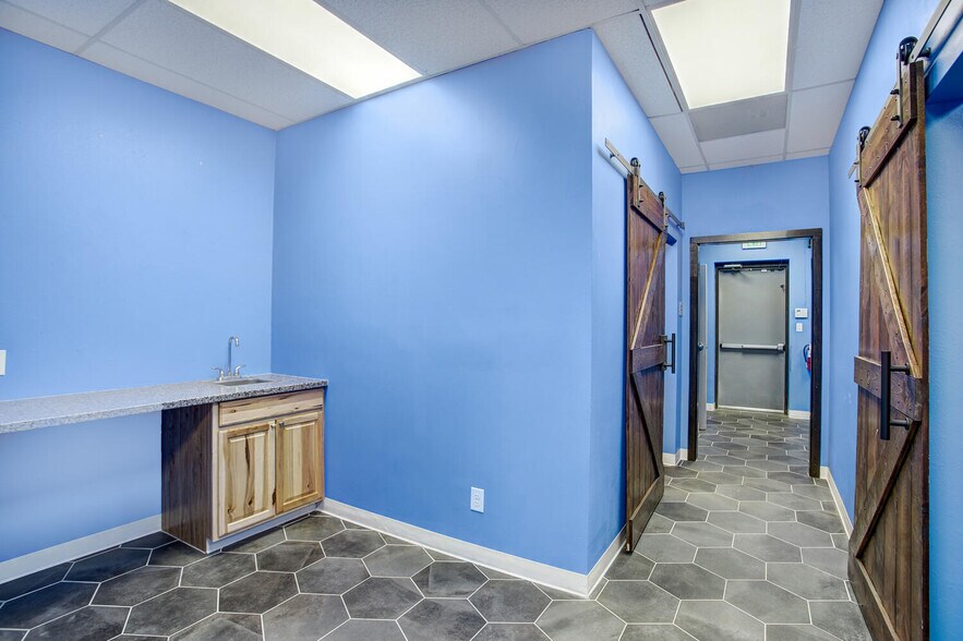 More Photos Of 842 N Summit Blvd, Frisco Storefront For Sale