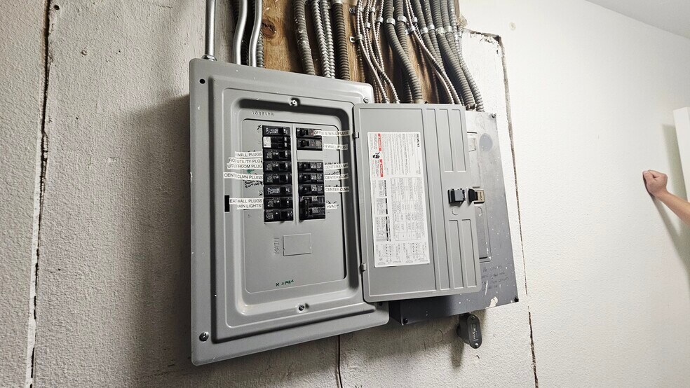 More Photos Of 306-308 Roberts Ln, Bakersfield Storefront Retail Residential For Sale