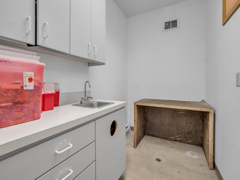 More Photos Of 711 W Main St, Sheridan Veterinarian Kennel For Sale