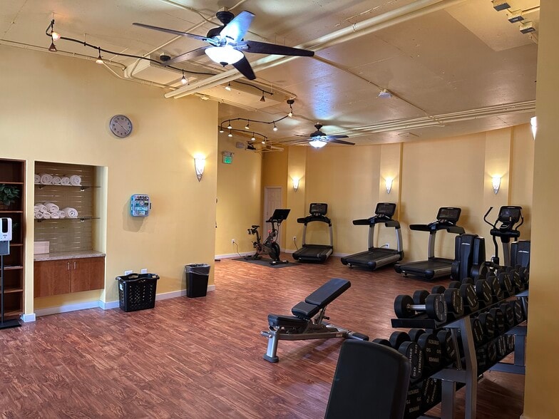 More Photos Of 4 W University Pky, Baltimore Hotel For Lease