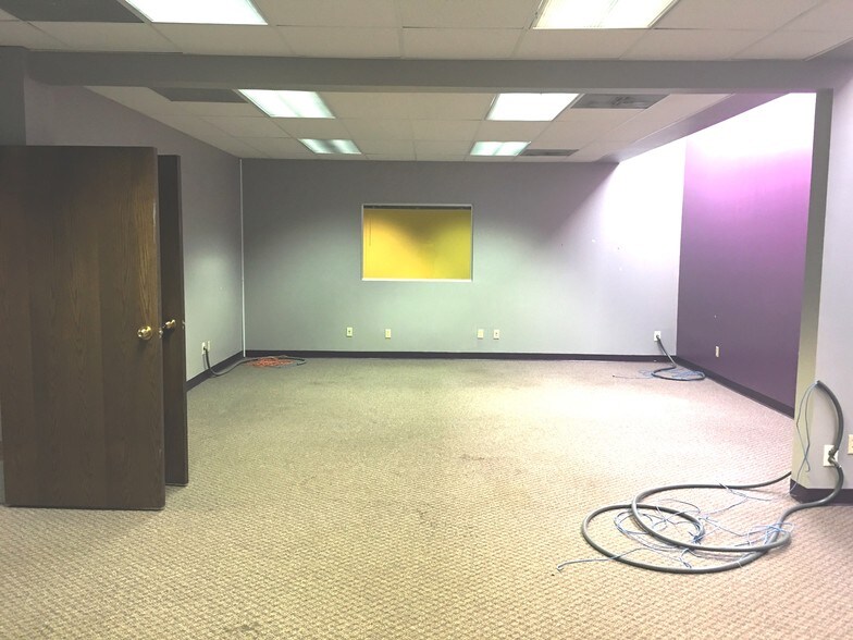 More Photos Of 1 Bronze Pointe Blvd, Swansea Office For Lease