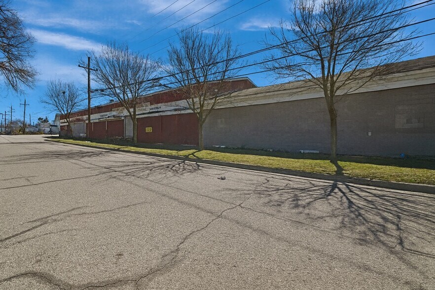 More Photos Of 265 Howard St, Lapeer Warehouse For Sale