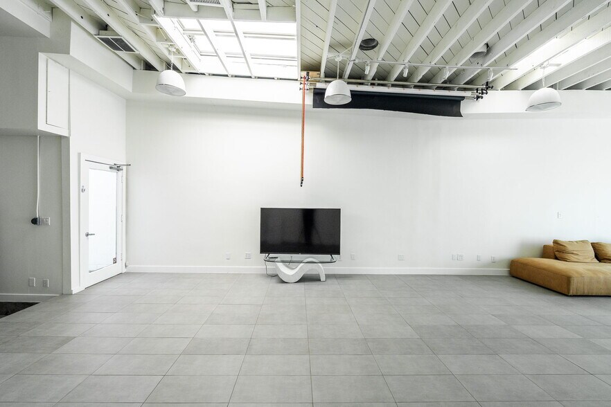 More Photos Of 723-727 N Fairfax Ave, Los Angeles General Retail For Lease