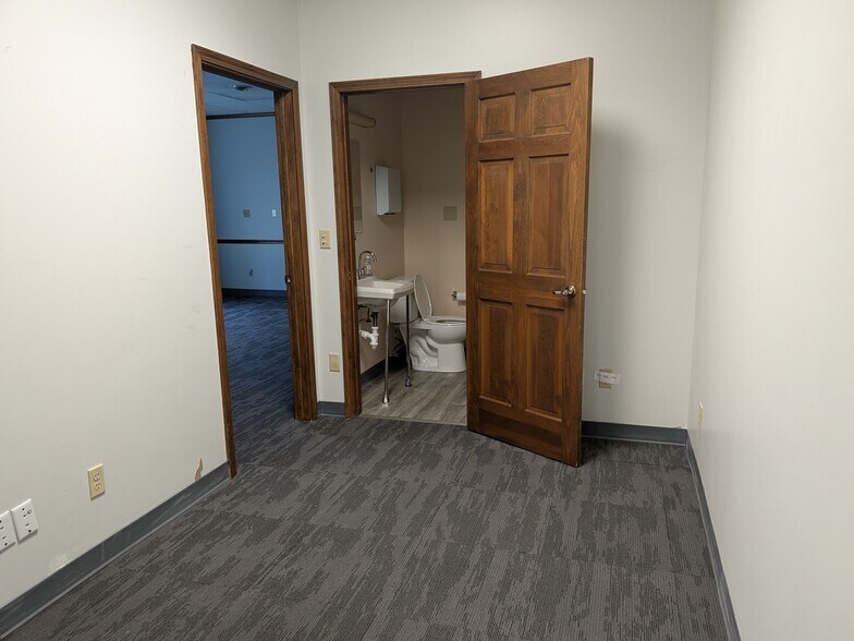 More Photos Of 6745 S Gray Rd, Indianapolis Office For Lease
