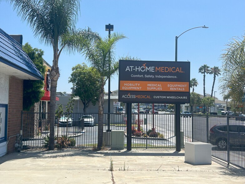 More Photos Of 1525 W Chapman Ave, Orange Showroom For Lease