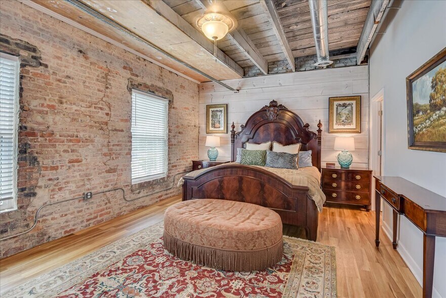 More Photos Of 114 W 6th St, Waynesboro Showroom For Sale