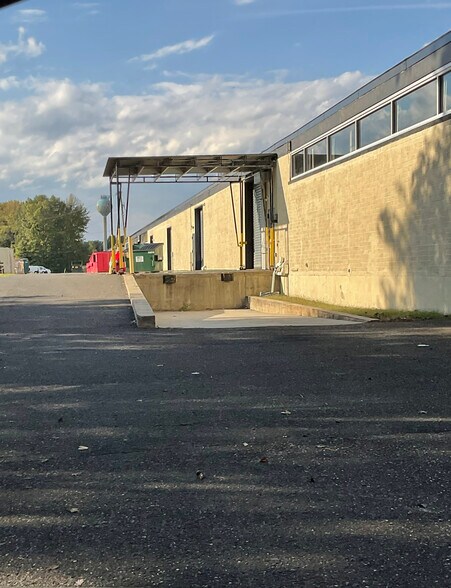 More Photos Of 100 Central Ave, Farmingdale Manufacturing For Lease