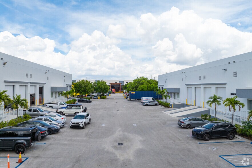 More Photos Of 7900 NW 71st St, Miami Warehouse For Lease