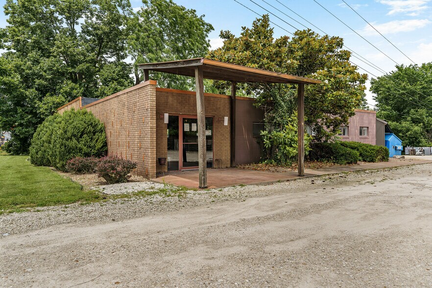 More Photos Of 1401 E Main St, Linn Flex For Sale