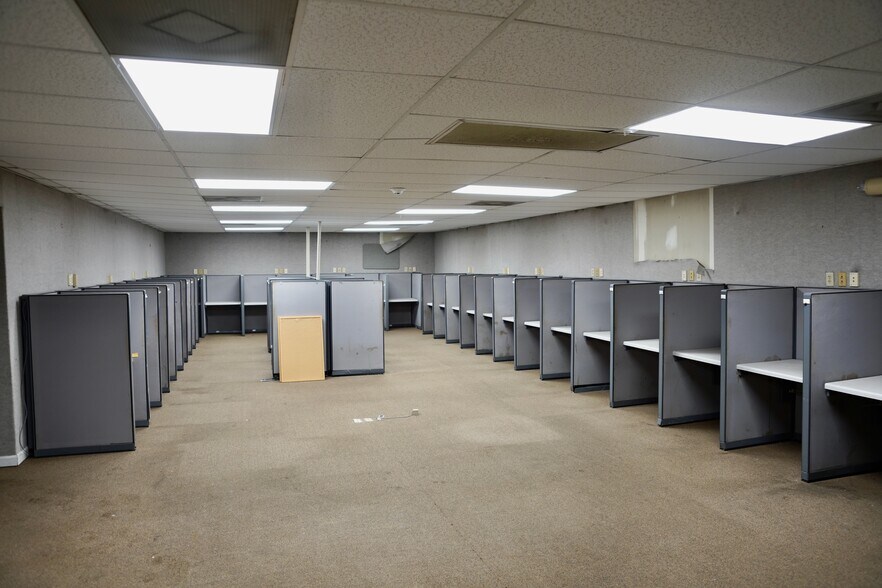 More Photos Of 635 Kingsbridge Rd, Carrollton Distribution For Lease