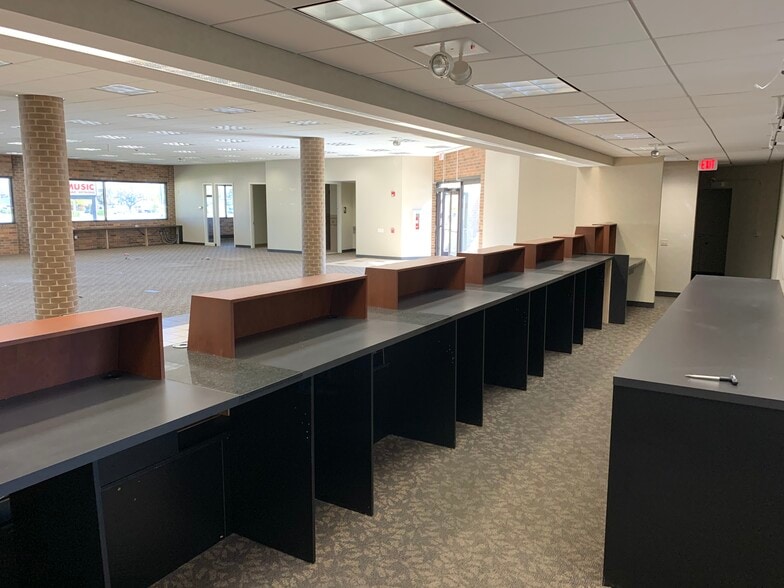More Photos Of 1355 W Dundee Rd, Buffalo Grove Bank For Lease