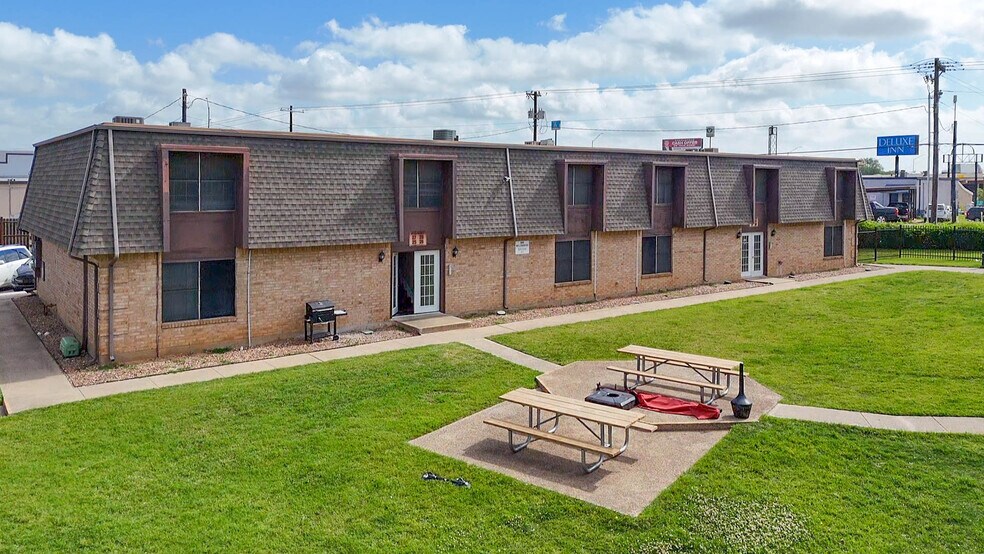 More Photos Of 900 Willowwood St, Denton Dormitory For Sale