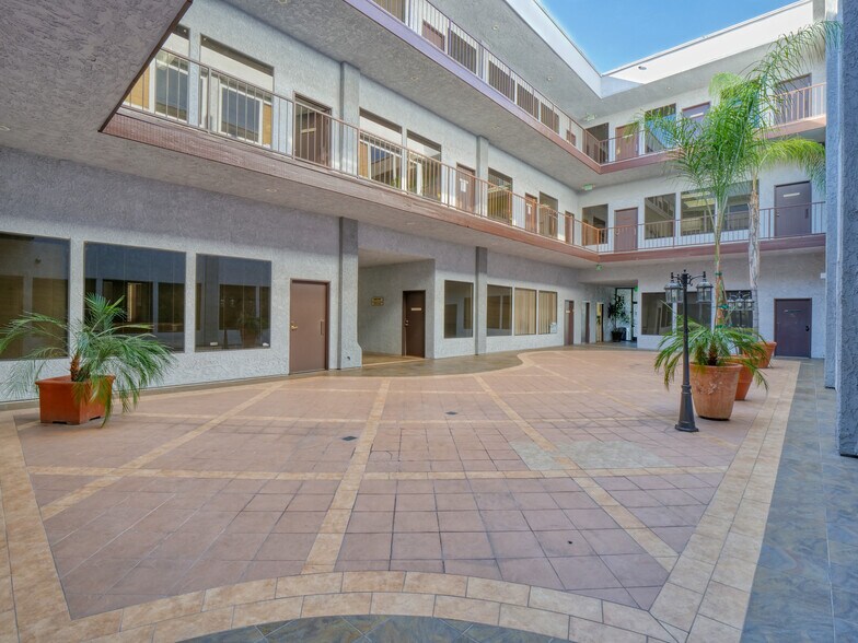 More Photos Of 5530 Corbin Ave, Tarzana Office For Lease