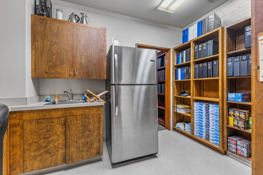 More Photos Of 387 Court St NE, Salem Office For Sale