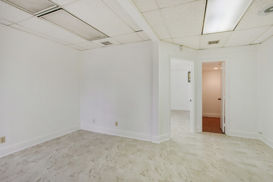 More Photos Of 1500-1536 S Dixie Hwy, Pompano Beach Showroom For Lease