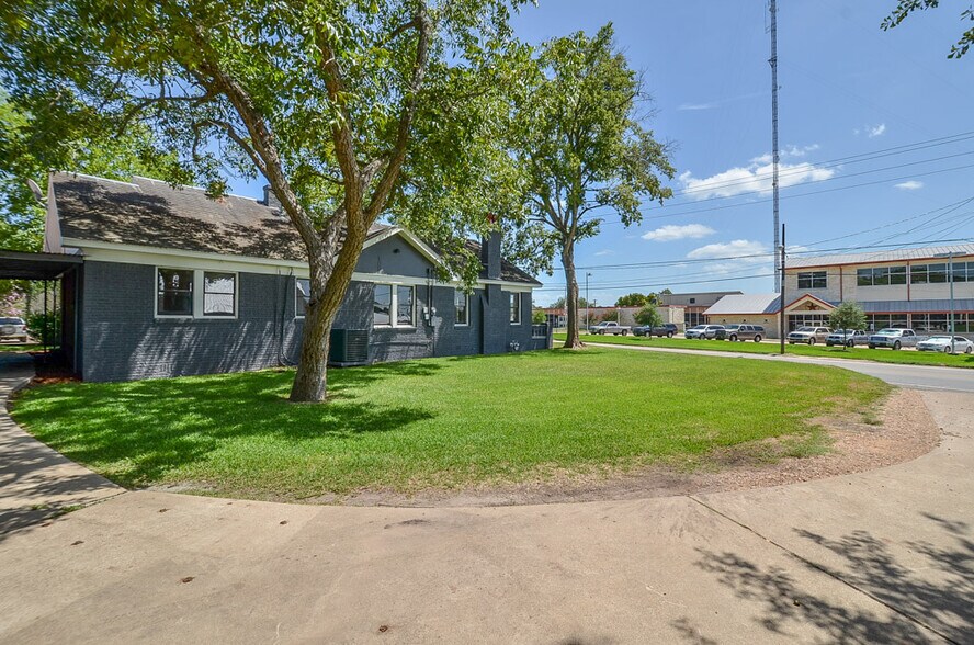 More Photos Of 404 W Main St, Bellville Office Residential For Sale