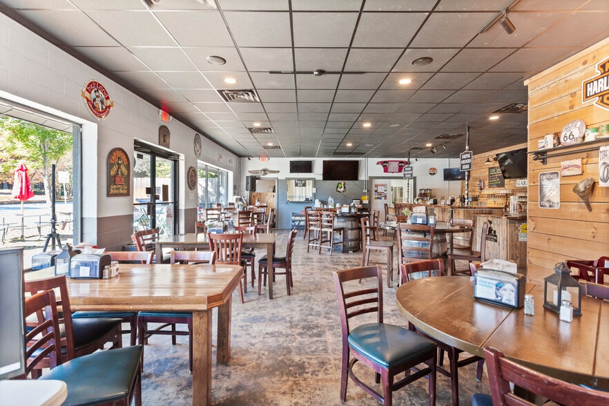 More Photos Of 400 W Main St, Walhalla General Retail For Lease