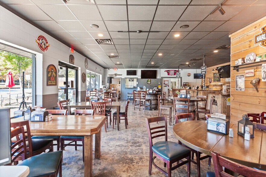 More Photos Of 400 W Main St, Walhalla General Retail For Sale