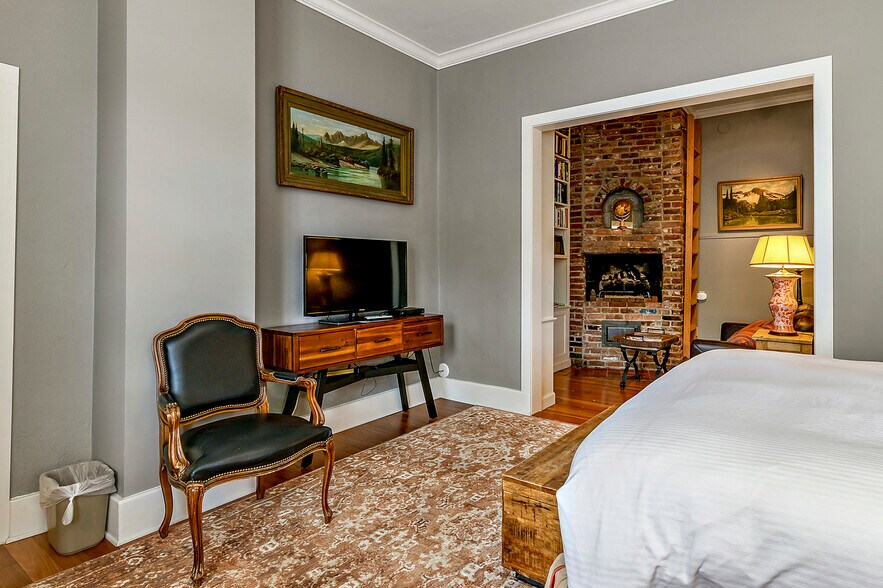 More Photos Of 240 E California St, Jacksonville Hotel For Sale