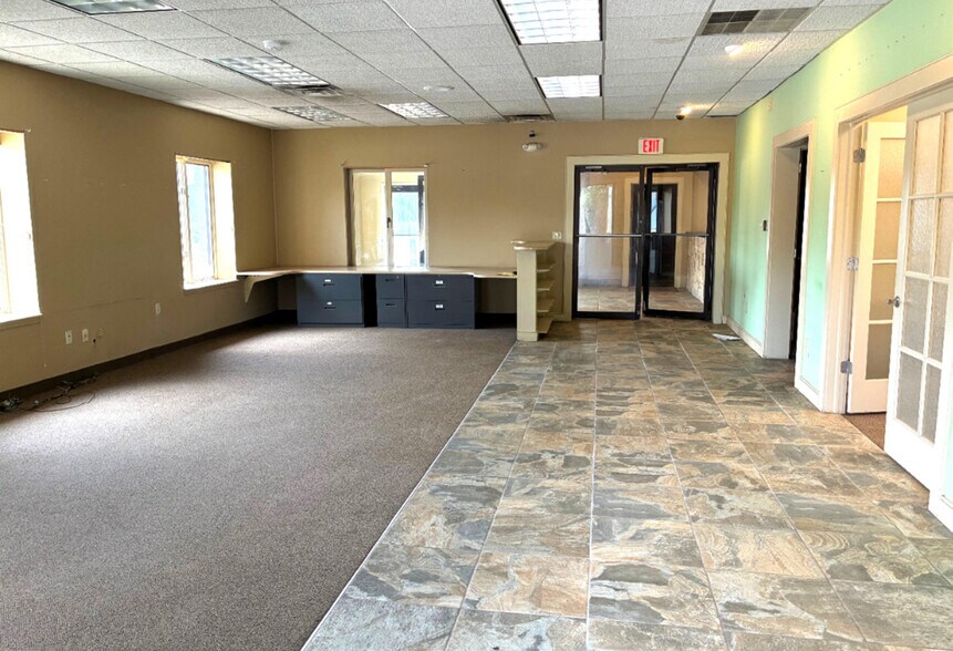More Photos Of 1249 Lehigh Station Rd, Henrietta Warehouse For Lease