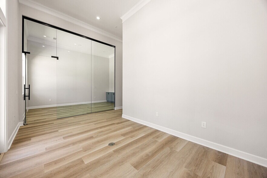More Photos Of 1325 Main Street, Katy Medical For Sale