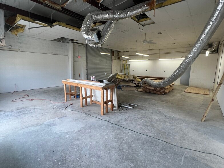 More Photos Of 1312 Market Cir, Port Charlotte Showroom For Lease