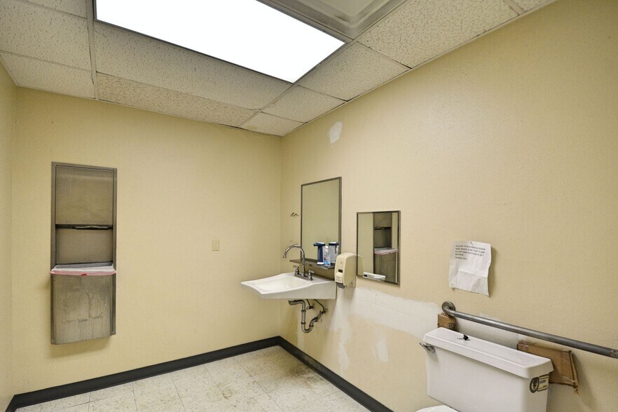 More Photos Of 109-111 N River St, Seguin Office For Sale