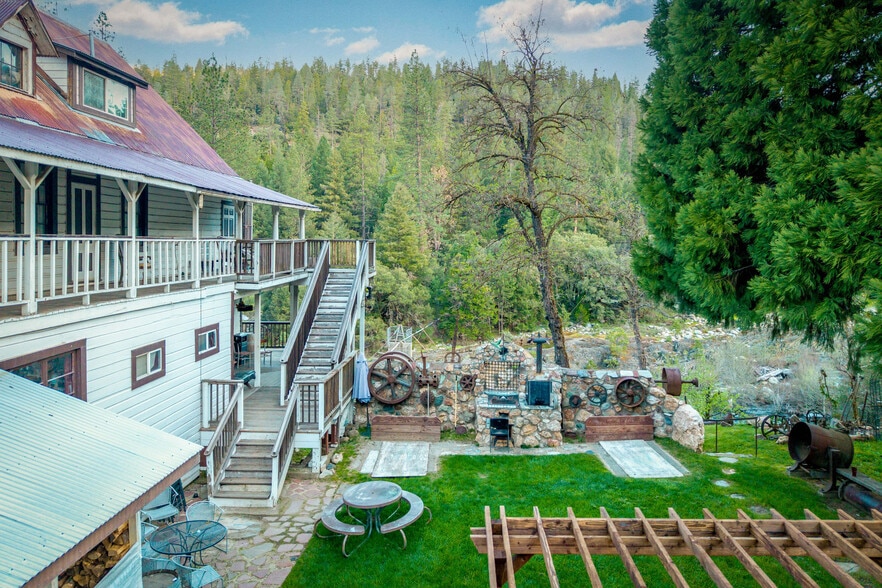 More Photos Of 15432 Washington Rd, Washington Storefront Retail Residential For Sale