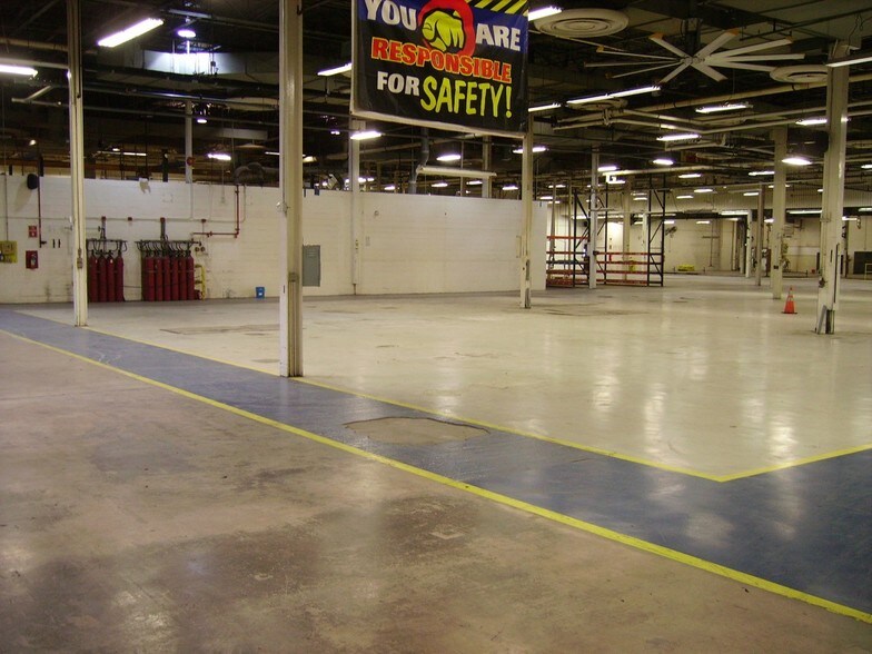 More Photos Of 711 W 9th St, Hobart Manufacturing For Lease