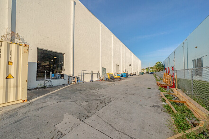 More Photos Of 6001 Powerline Rd, Fort Lauderdale Showroom For Lease