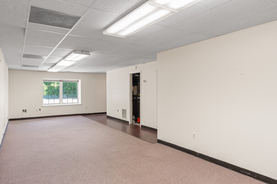 More Photos Of 7003 Kilworth Ln, Springfield Office For Sale