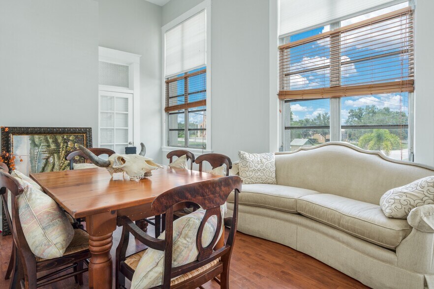 More Photos Of 47 W Wall St, Frostproof Loft Creative Space For Lease