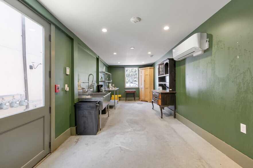 More Photos Of 1600 Prytania St, New Orleans Freestanding For Lease