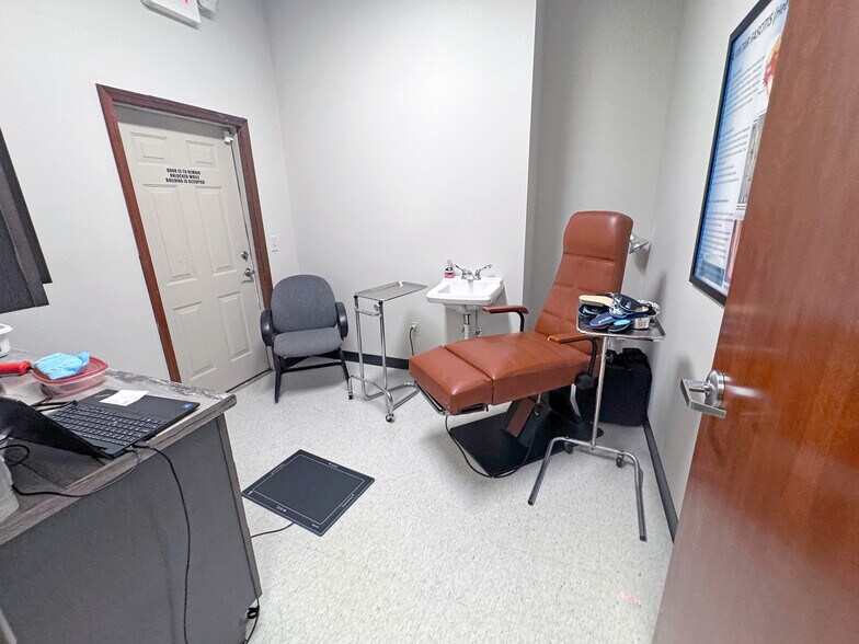 More Photos Of 5400 N Illinois St, Fairview Heights Medical For Lease