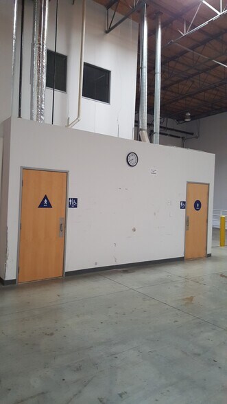More Photos Of 28875 Industry Dr, Valencia Warehouse For Lease