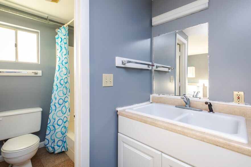 More Photos Of 198 Ashworth Ave, Hampton Hotel For Sale