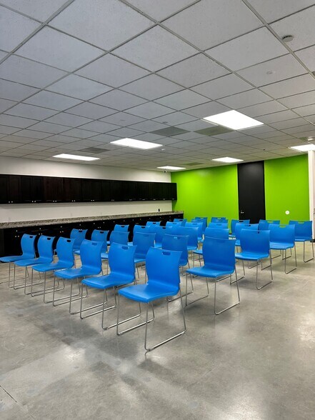 More Photos Of 7055 Old Katy Rd, Houston Showroom For Lease