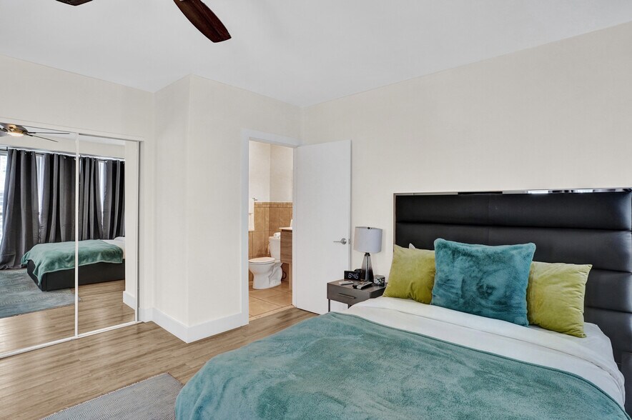 More Photos Of 3020-3024 Seville St, Fort Lauderdale Hotel For Sale